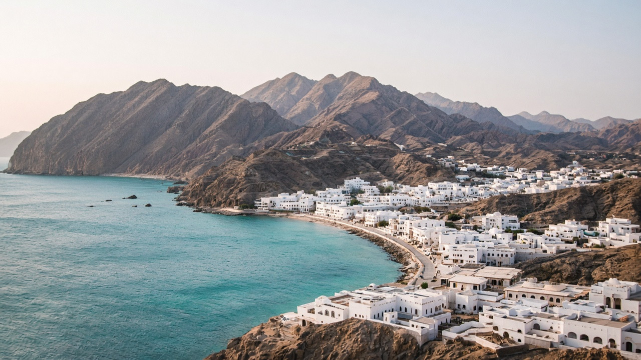 Kustlijn van Muscat langs de Golf van Oman