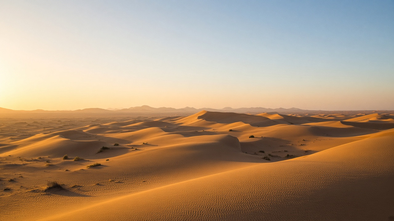 Zonsondergang boven de zandduinen van de Wahiba Sands in Oman