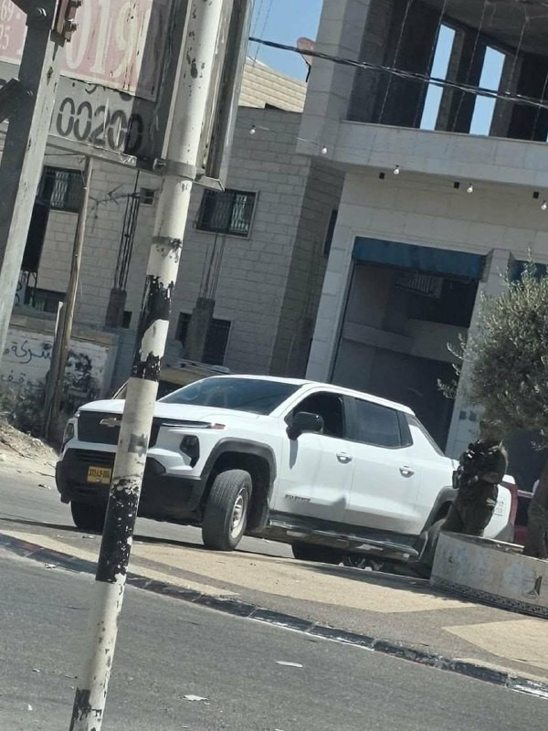 مستوطنون بلباس جيش الاحتلال يغلقون المحال التجارية في بلدة حوارة جنوب نابلس...
