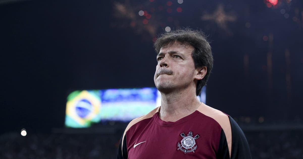 Fernando Diniz ignora atrasos salariais e pede foco total do Corinthians na recuperação no Brasileiro