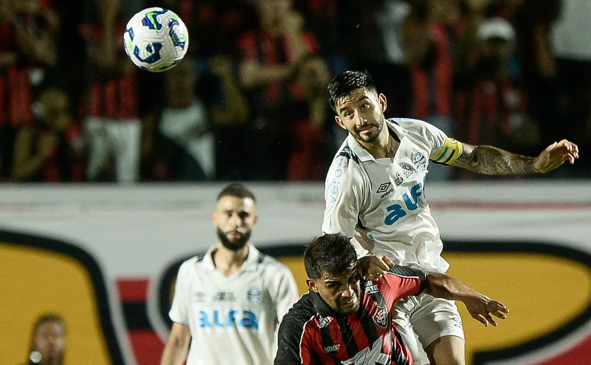 Grêmio enfrenta Vitória em duelo crucial para escapar da zona de rebaixamento e recuperar a confiança