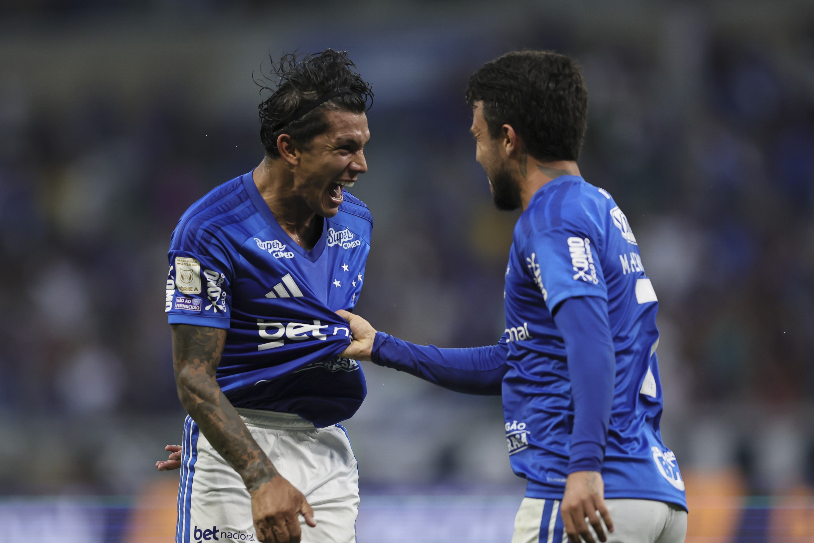 Mudança tática dá novo fôlego ao Cruzeiro, que atropela Athletico-PR e respira no Brasileiro
