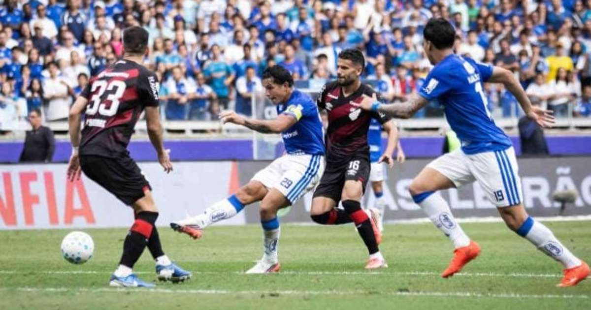 Cruzeiro desbanca Athletico-PR e entra na briga pelo G4 com vitória contundente no Mineirão