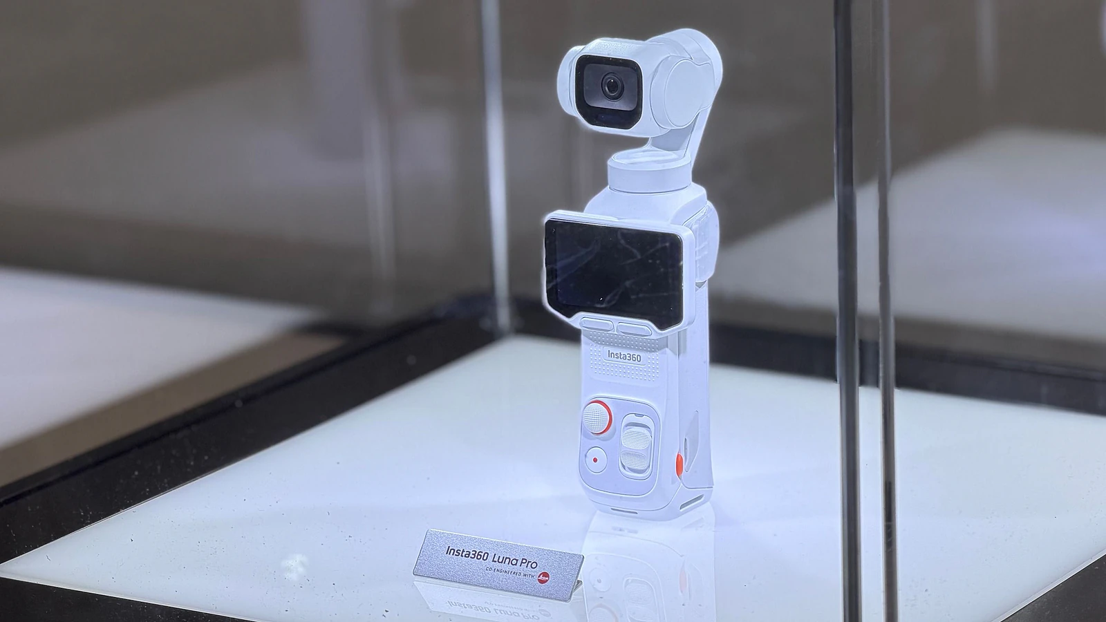 Insta360 Luna Pro: Camera Gimbal 4K Dọc Độc Đáo, Đối Thủ DJI? - Hình 1