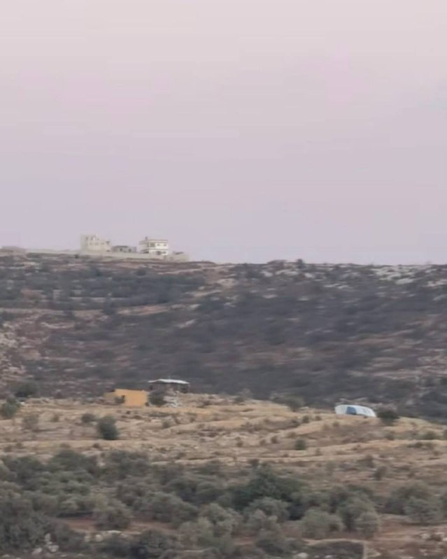 صورة | مستوطنون ينصبون خيمة استيطانية جديدة على جبل القرانع في قرية دير أبو مشعل، شمال غرب رام الله....