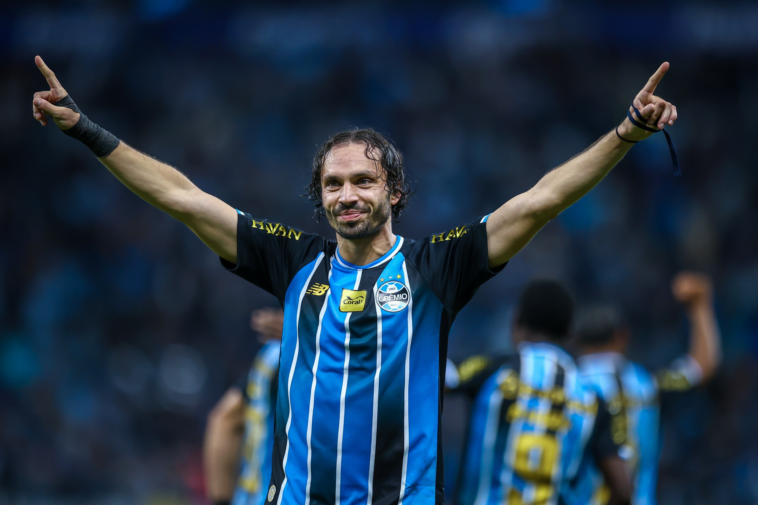 Reforços impressionam e Grêmio mira vitória crucial contra o Vitória para seguir ascensão na tabela