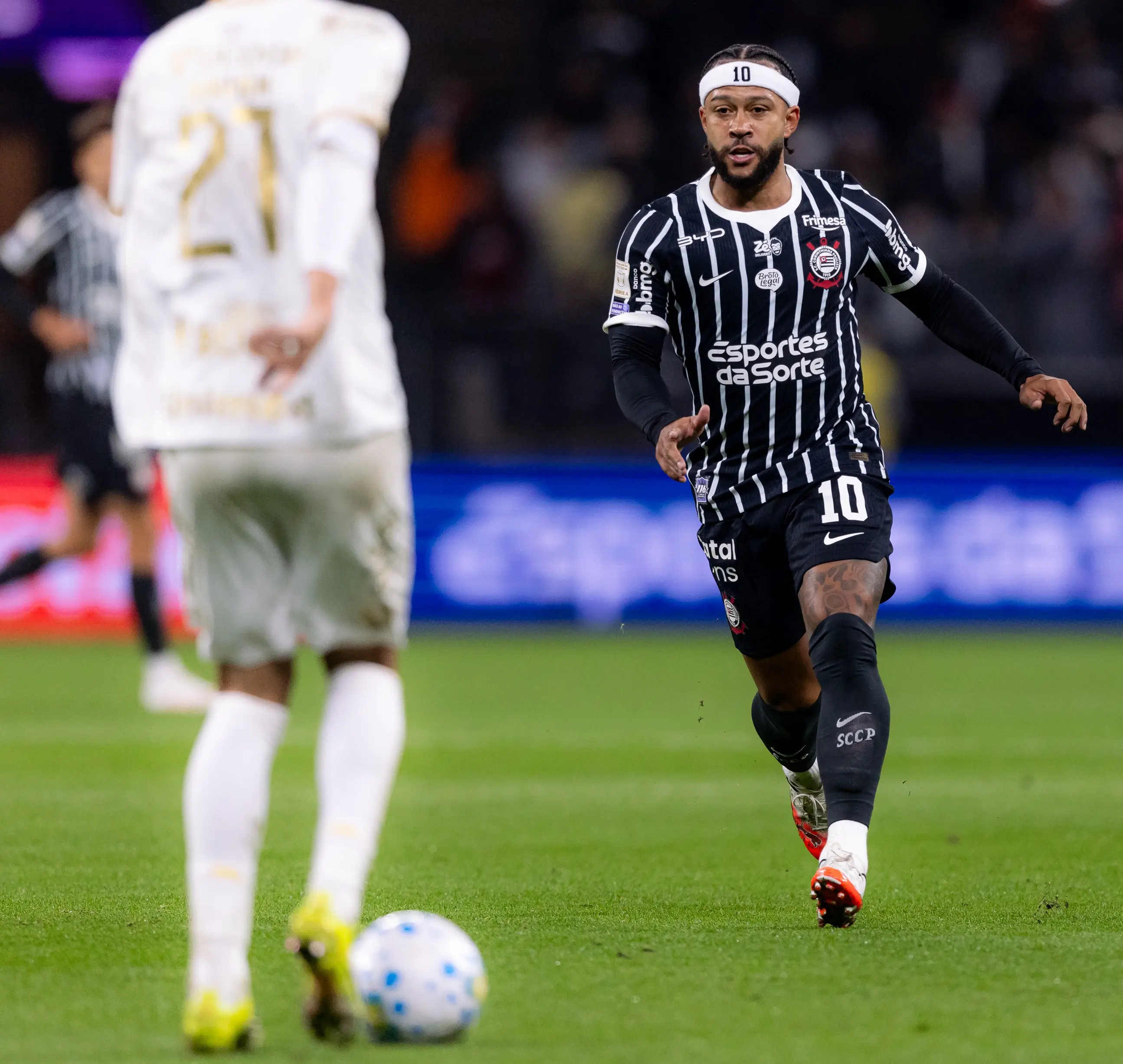 Memphis Depay sinaliza insatisfação com a equipe após derrota