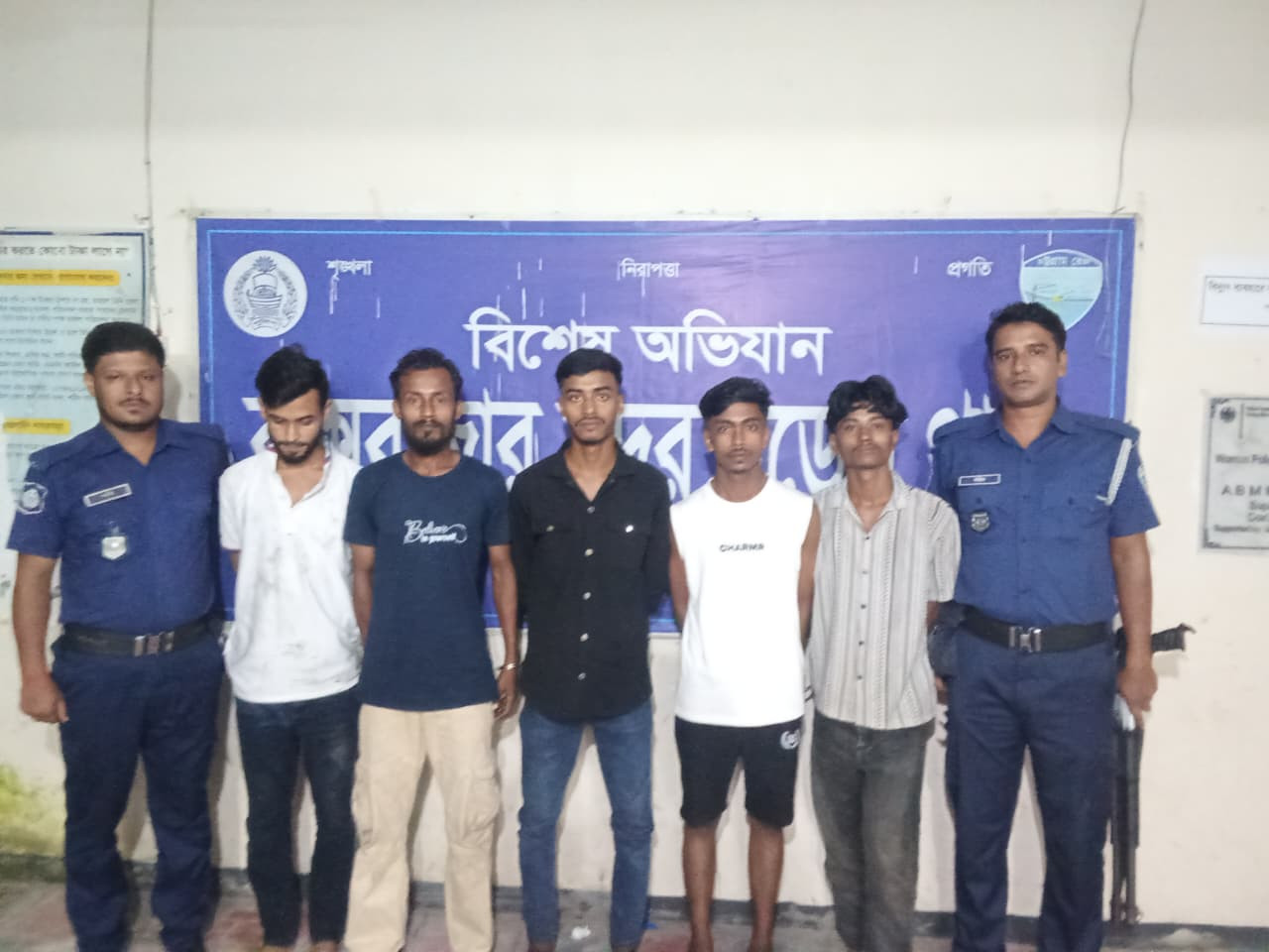 কক্সবাজার পৌরসভা ও ইউনিয়নে পুলিশের বিশেষ অভিযানে ১৪ জন ছিনতাইকারী গ্রেফতার