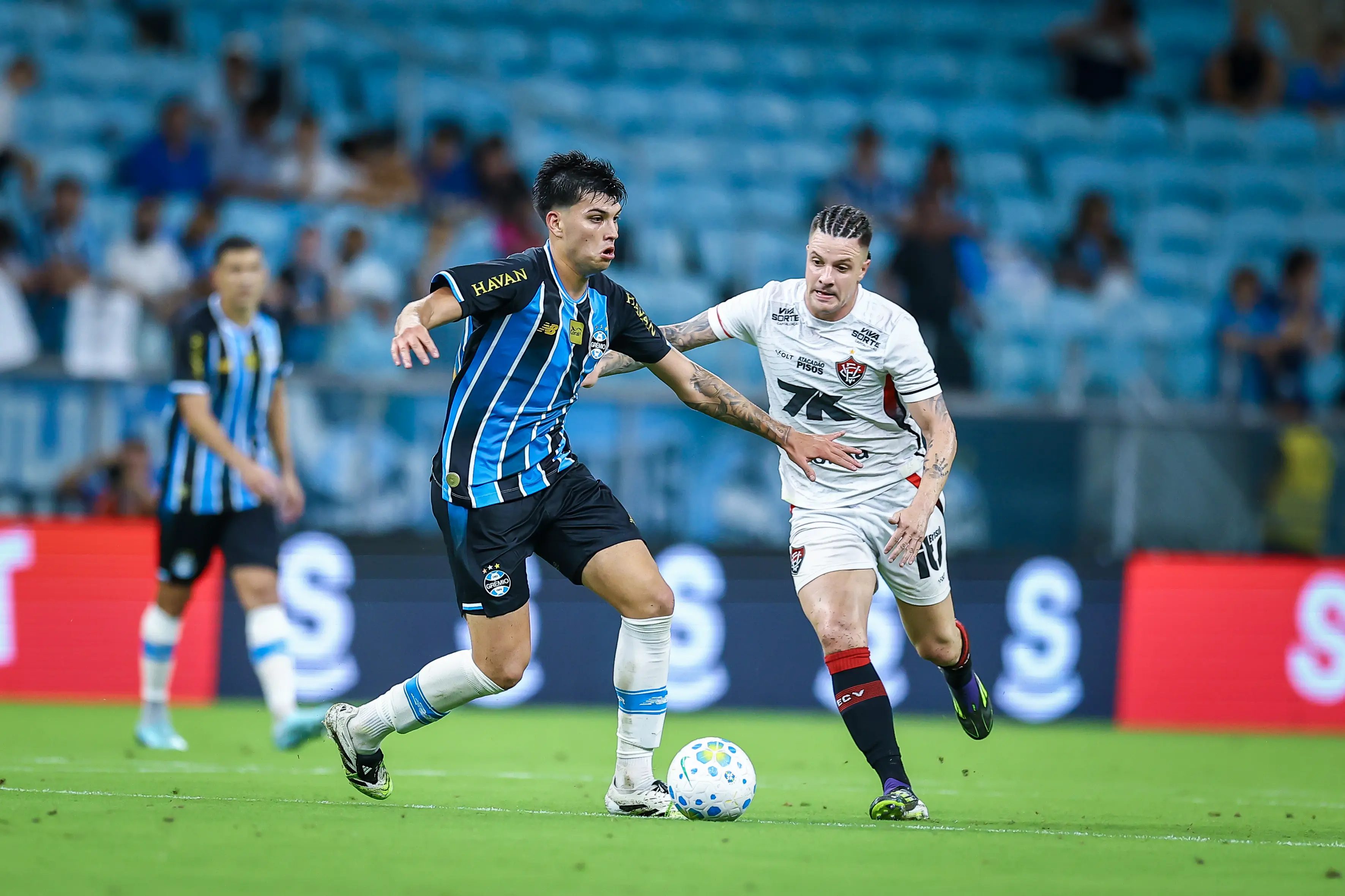 No Barradão, Vitória e Grêmio duelam em busca da recuperação no Brasileirão