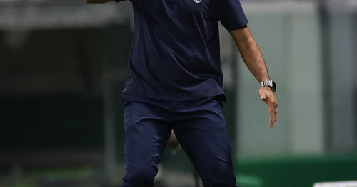 Abel Ferreira é suspenso por 2 jogos pelo STJD por chutar microfone