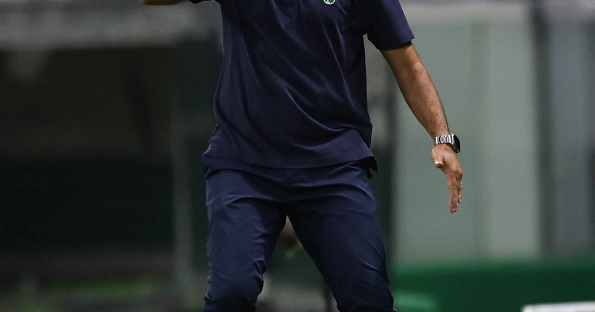 Abel Ferreira é suspenso por 2 jogos pelo STJD por chutar microfone
