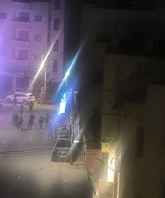 قوات الاحتلال تشن حملة مداهمات واعتقالات خلال اقتحامها الواسع لبلدة عناتا ومخيم شعفاط شمال القدس المحتلة...