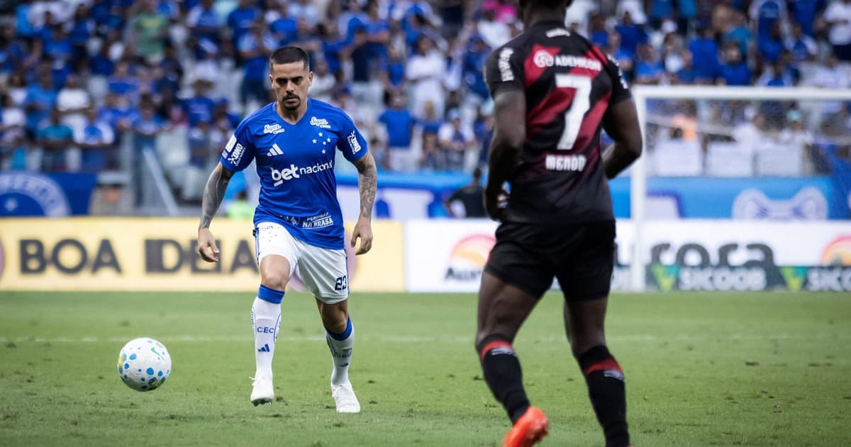 POLÊMICA NOS PROTESTOS? Lateral defende torcida e vê vitória como divisor de águas
