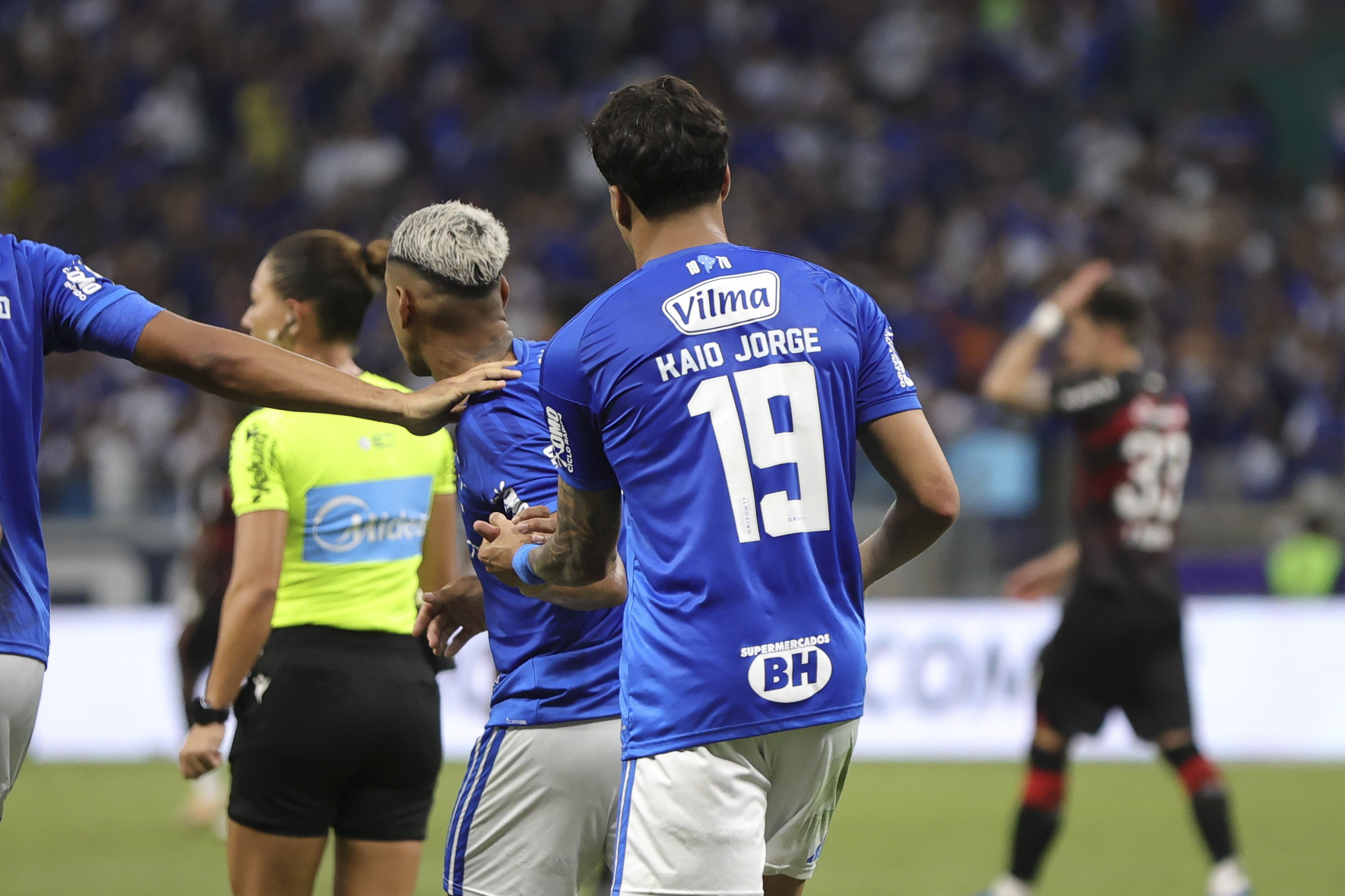 Pênaltis em pauta: Matheus Pereira e Kaio Jorge resolvem desavença após vitória sobre o Athletico-PR