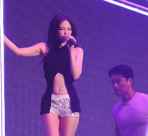 JenniePoleMoves.gif