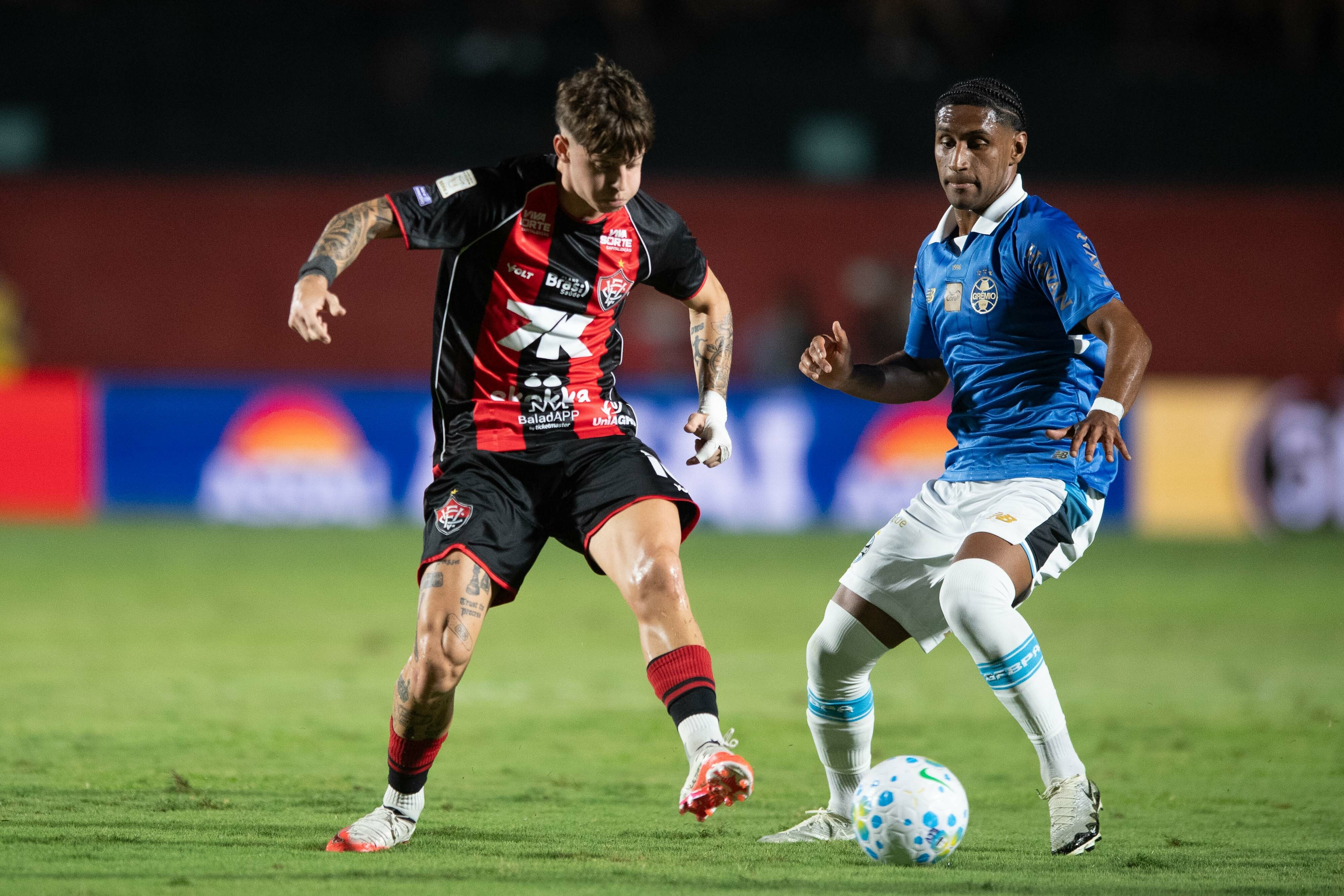 PREOCUPAÇÃO! Grêmio amarga derrota para o Vitória e vê rebaixamento se aproximar na reta final