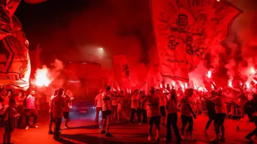 AGRESSÃO POLICIAL?! Grave: Torcida do São Paulo sofre de força excessiva e tem ônibus bloqueado