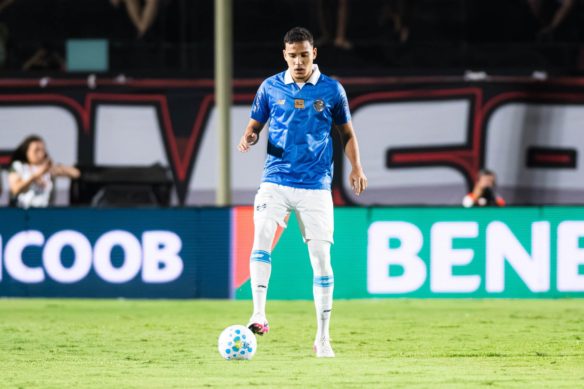 Gustavo Martins em alta: Grêmio avalia propostas de 5 milhões de euros por zagueiro da base