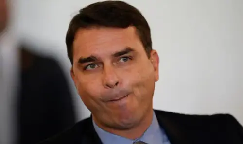 Haddad massacra Flávio Bolsonaro e expõe lamaçal de corrupção em comício histórico na zona leste de SP