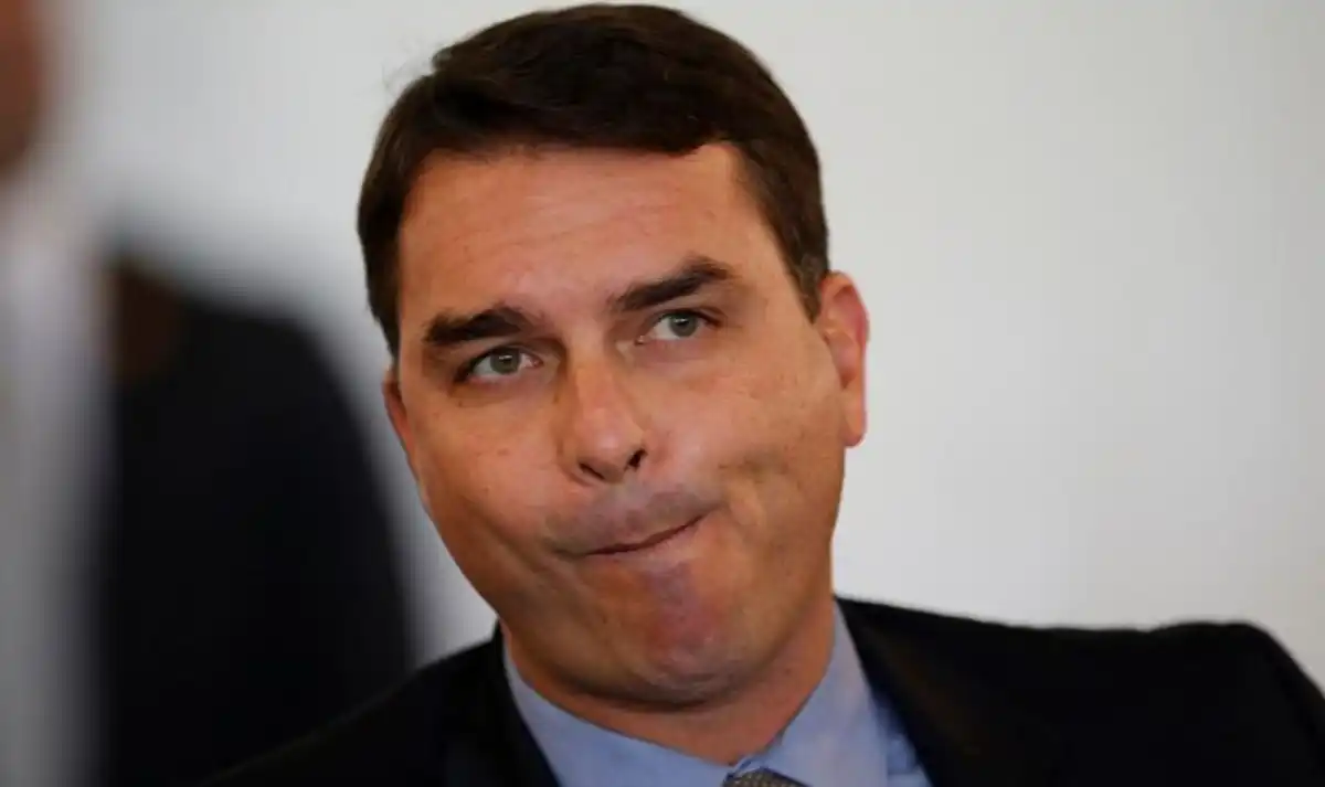 Haddad massacra Flávio Bolsonaro e expõe lamaçal de corrupção em comício histórico na zona leste de SP
