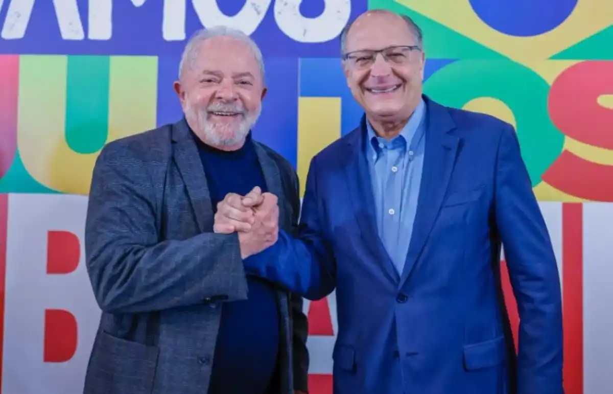 Alckmin desmascara mentiras de Flávio Bolsonaro e exalta milagre econômico de lula em comício na zona leste de SP