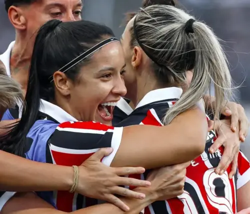 São Paulo vira sobre Corinthians e quebra tabu na final