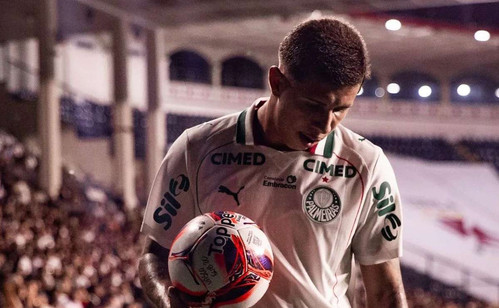 Palmeiras interrompe renovação de atacante após denúncia
