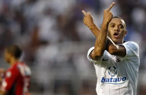 Cristian quebra o silêncio sobre gesto histórico contra rivais