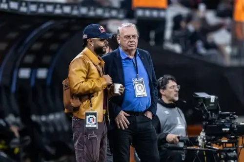 Corinthians reabre negoaciação com Memphis Depay e tenta diminuir valor em R$ 30 milhões