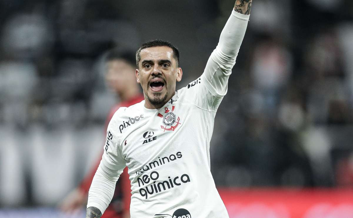 Fagner revela detalhes sobre sua saída do Corinthians: "Recebi o pedido por telefone"