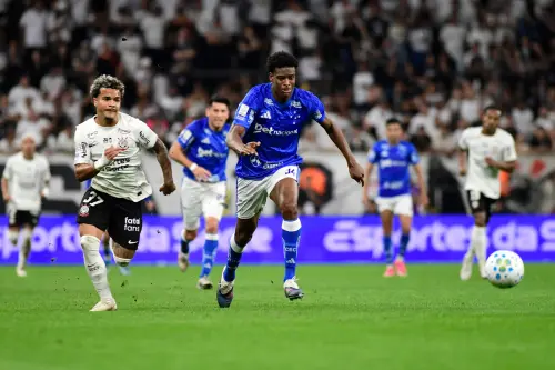 Kaio César faz autocrítica e clama por mais eficácia do ataque do Corinthians