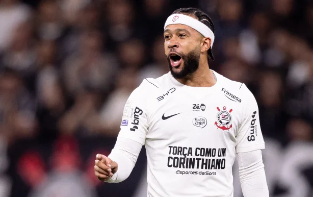 FINALMENTE! Memphis Depay treina normalmente no CT após assinatura de contrato