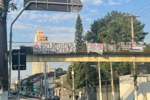 Intervenção já! Torcida do Corinthians estende faixas contra Osmar Stabile em SP