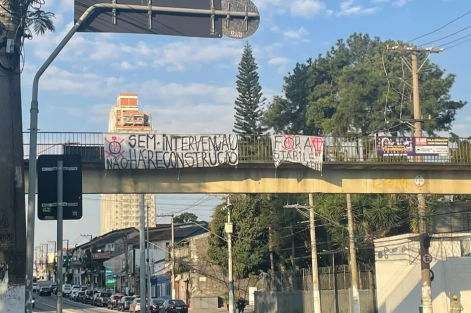 Intervenção já! Torcida do Corinthians estende faixas contra Osmar Stabile em SP