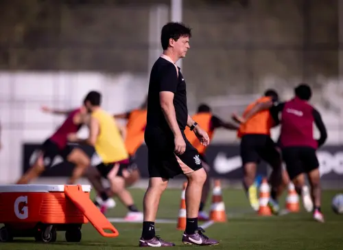 Diniz Enfrenta Desafio na Escalação do Corinthians com a Necessidade de Rodar Elenco na Libertadores