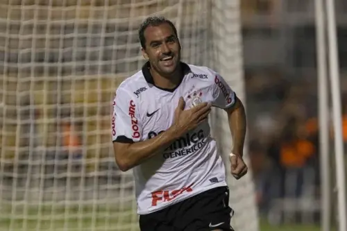 LEMBRA DELE? Ídolo do Corinthians conquista primeiro acesso como treinador 