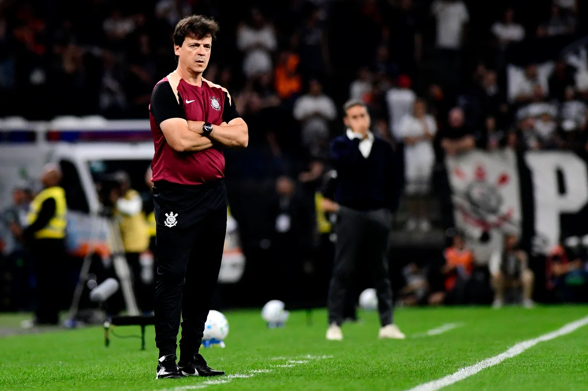 Diniz Anuncia Escalação Estratégica do Corinthians e Reacende Esperança pela Permanência de Memphis