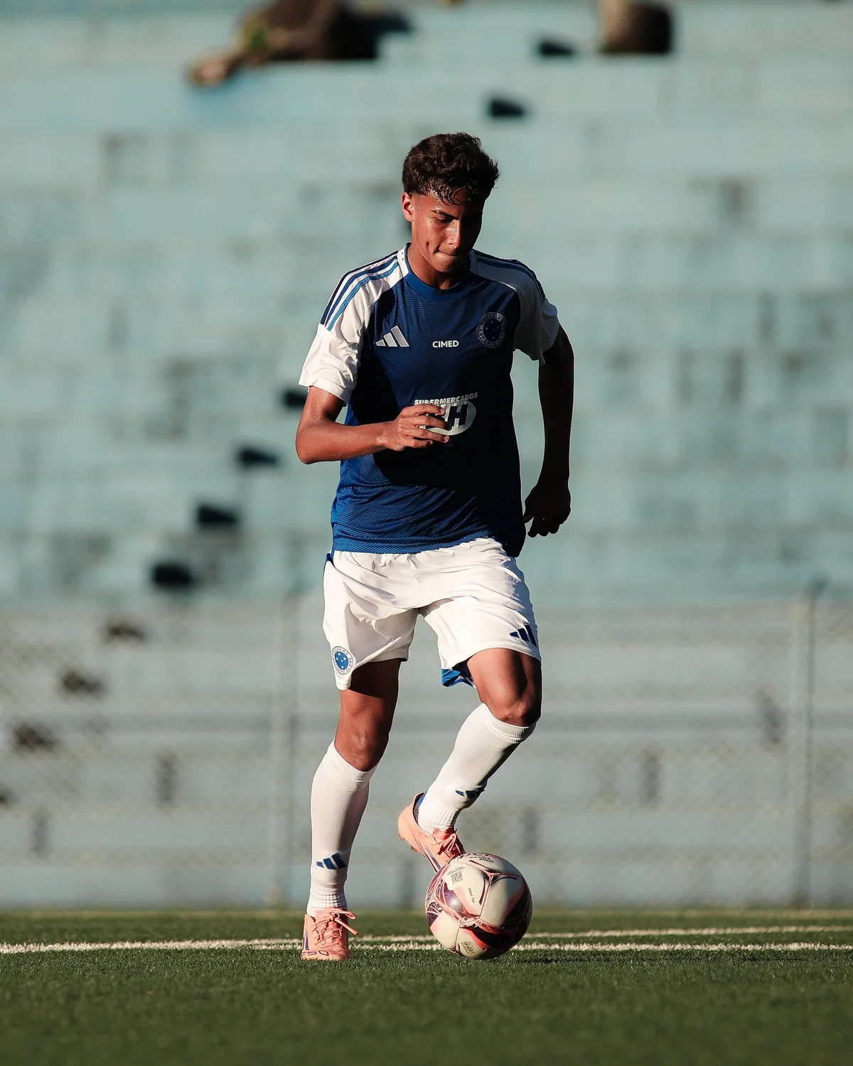 Bernardo Cruz assina até 2029 e tem rescisão de R$ 600 milhões: Cruzeiro investe na base com talento promissor