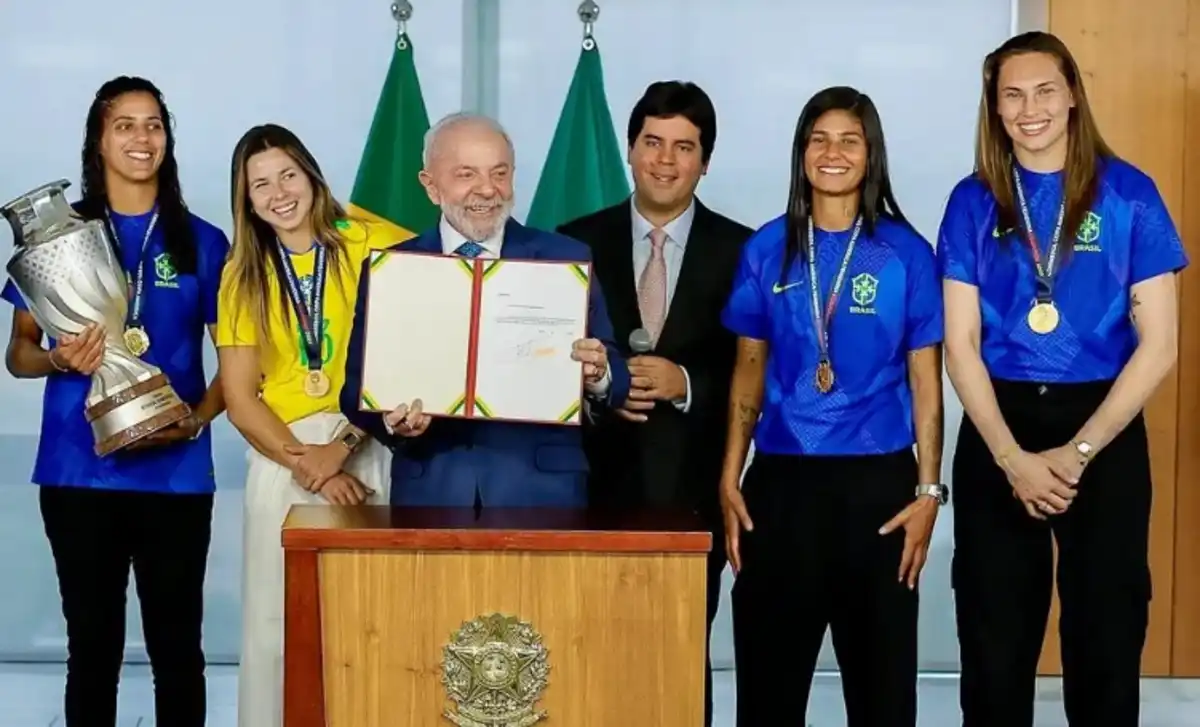Lula sanciona lei histórica que transforma o futebol feminino em prioridade da política esportiva nacional