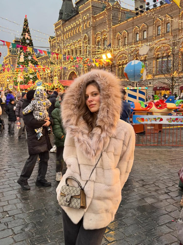 Немного новогодних фотокарточек в ленту 🥂✨🍊Москва в этом году очень красивая, ходишь и радуешь.jpg
