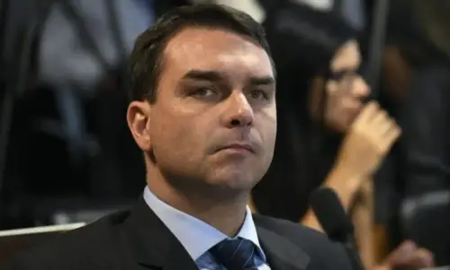 Bispo da CNBB classifica como "perigosa" promessa de Flávio Bolsonaro de decretar Brasil para Jesus Cristo
