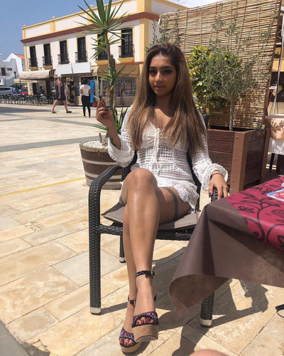 Yasmina Khan Feet 6754129.jpg