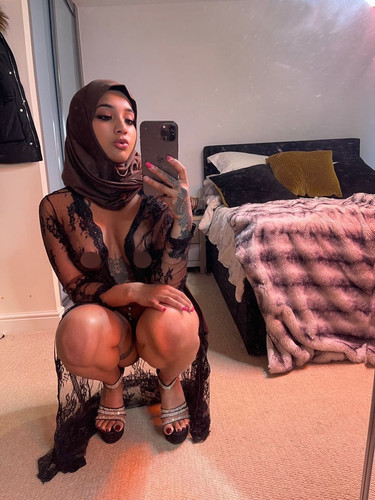 Yasmina Khan Feet 6754145 redacted dot app.jpg