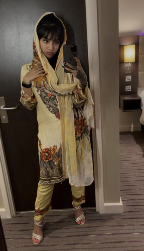 Yasmina Khan Feet 6754132.jpg