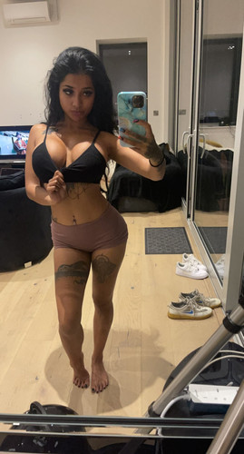 Yasmina Khan Feet 7163148.jpg
