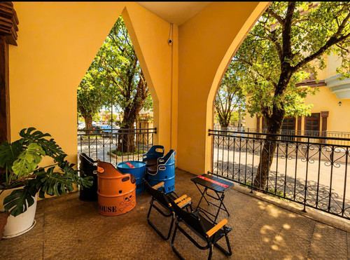 win house phu quoc ban cong vom vang ghe thung phi.jpg