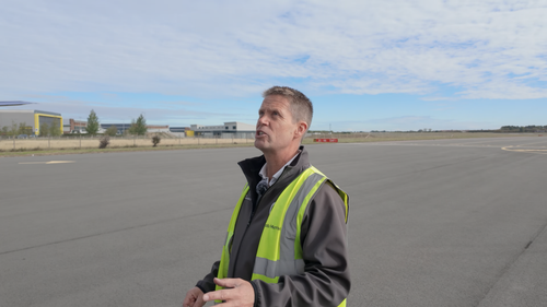 Tom.Scott.England.S01E24.Flying.a.plane.badly.on.purpose.2160p.NBLA.WEB DL.AAC2.0.H.265 Kitsune.0:04.png