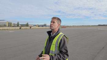 Tom.Scott.England.S01E24.Flying.a.plane.badly.on.purpose.2160p.NBLA.WEB DL.AAC2.0.H.265 Kitsune.0:04.png