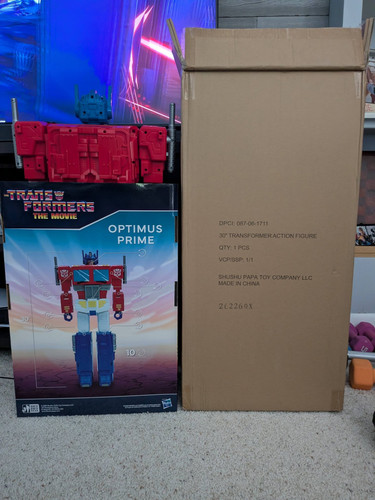 Big Figs 30 inch Transformers Optimus Prime In Hand Images 07