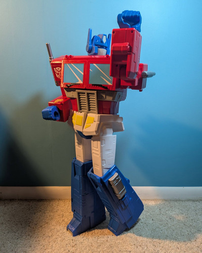 Big Figs 30 inch Transformers Optimus Prime In Hand Images 04